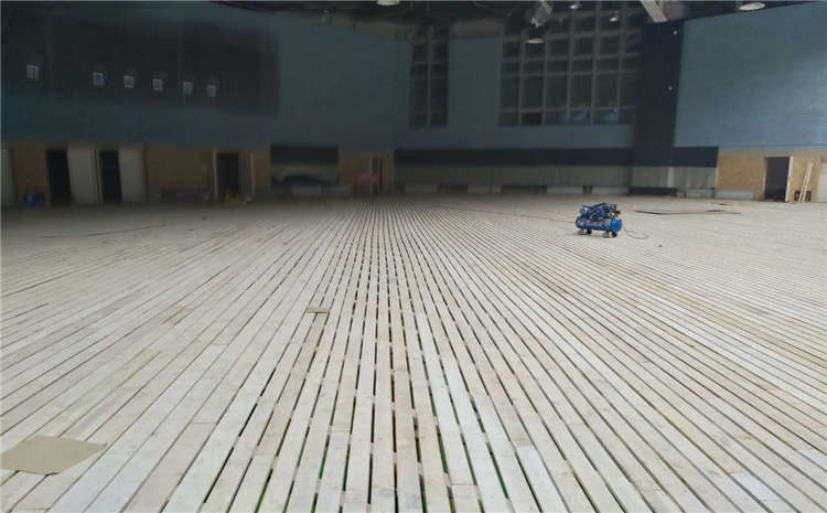 籃球場木地板腳踩空空感是質(zhì)量問題嗎？