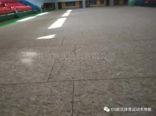 專業(yè)體育運(yùn)動木地板的結(jié)構(gòu)和施工安裝的方法