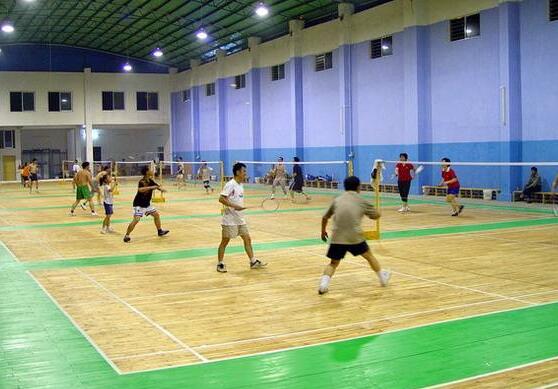 羽毛球場館一般選擇鋪設(shè)什么地板劃算 羽毛球場館一般選擇鋪設(shè)什么地板劃算
